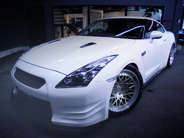 FRONT FACE R35 NISSAN GT-R WHITE