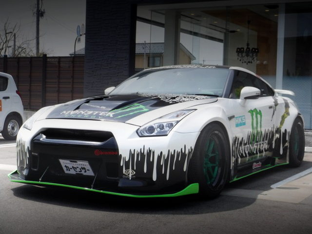 FRONT EXTERIOR MONSTER ENERGY GT-R