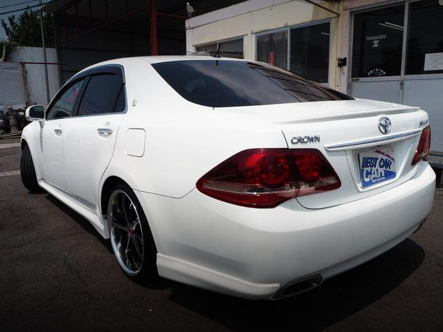 REAR EXTERIOR GRS204 CROWN WHITE