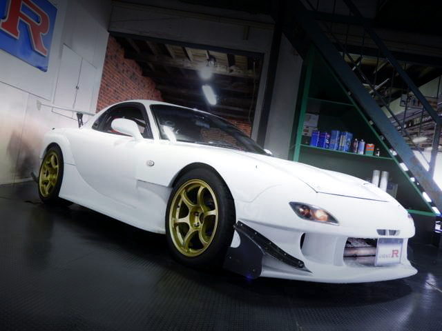 RIGHT SIDE EXTERIOR OF MAZDA RX7