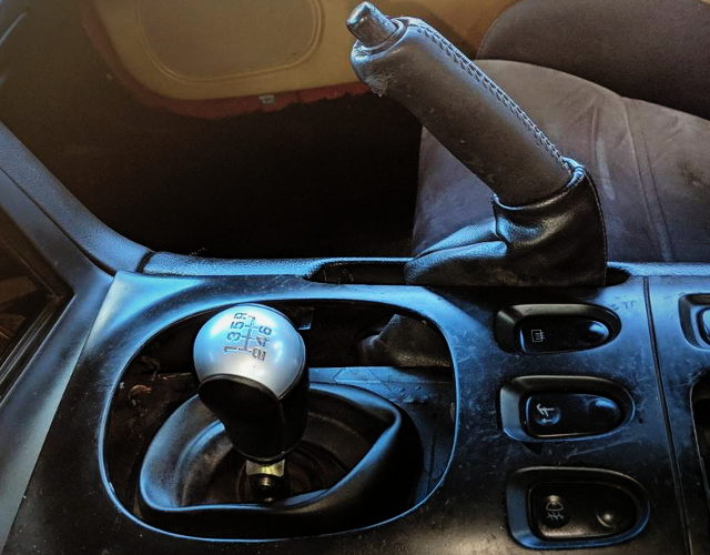 6-SPEED MANUAL SHIFT KNOB