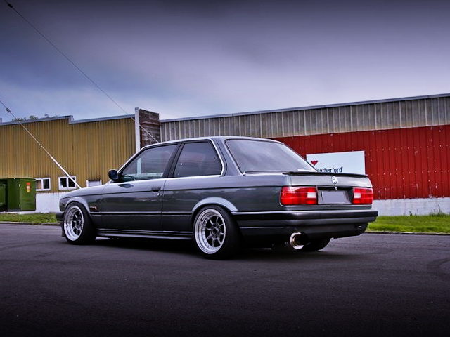 REAR EXTERIOR E30 BMW 320i 3-SERIES