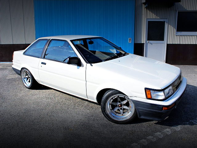 FRONT EXTERIOR AE86 COROLLA LEVIN OF WHITE COLOR