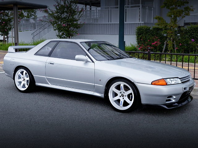 FRONT EXTERIOR R32 SKYLINE GT-R OF SILVER COLOR