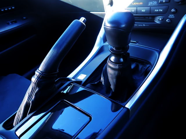 SIDE BRAKE AND 6-SPEED MANUAL SHIFT