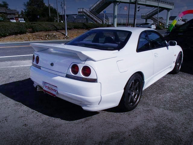 REAR EXTERIOR R33 GT-R TO WHITE