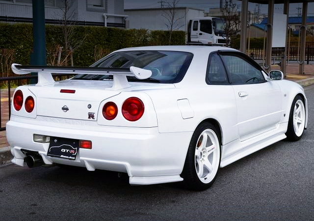 REAR EXTERIOR OF R34 GT-R TO WHITE