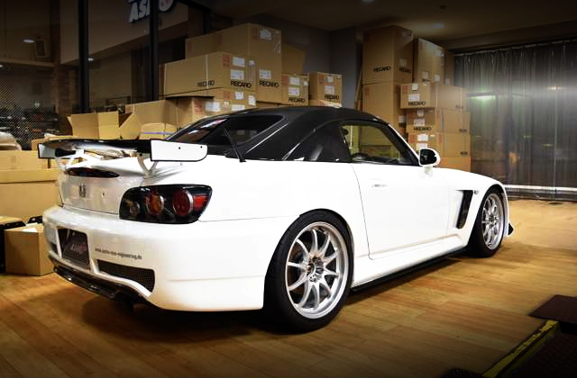 REAR EXTERIOR OF S2000 TO WHITE