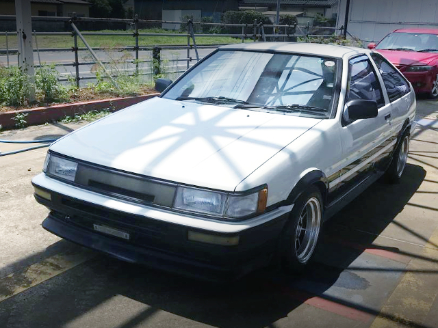 FRONT EXTERIOR OF AE86 LEVIN HATCH GTV.