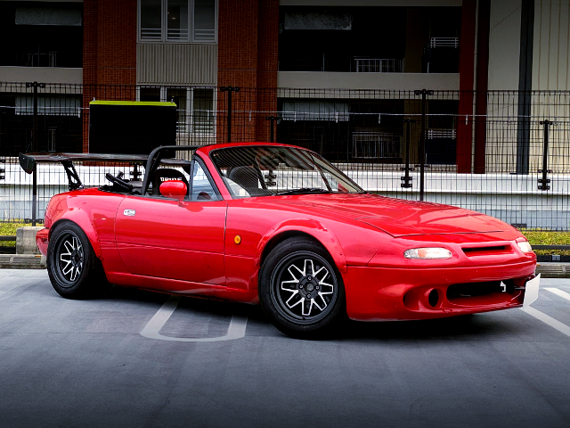 FRONT RIGHT-SIDE EXTERIOR OF NA8C MAZDA ROADSTER.
