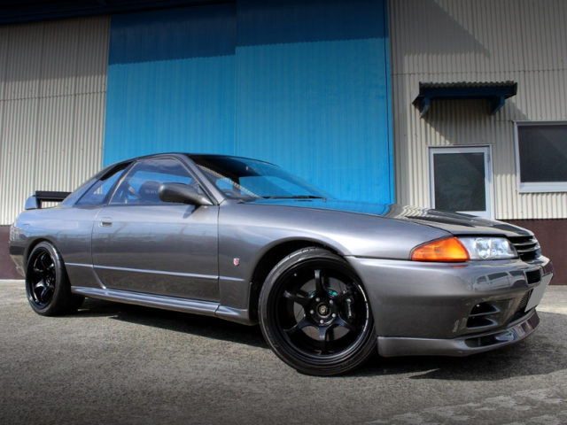 FRONT EXTERIOR OF R32 SKYLINE GT-R.