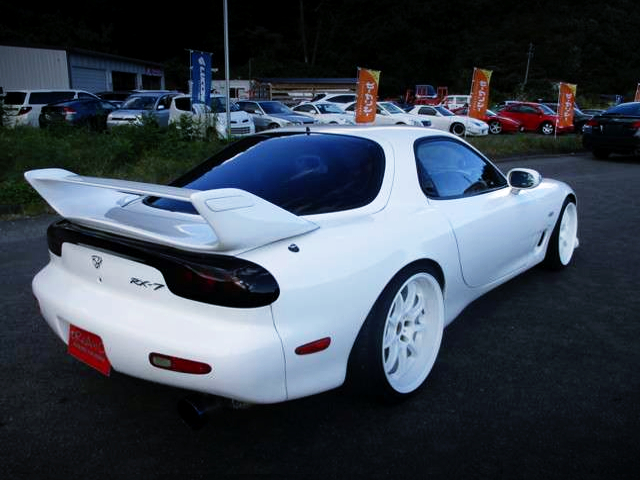 REAR EXTERIOR OF FD3S RX-7 TO WHITE.