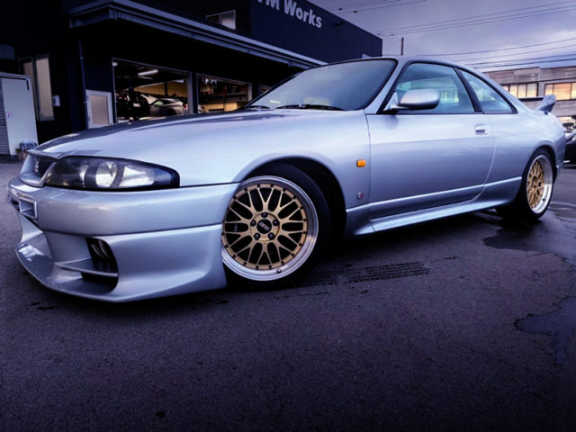 FRONT LEFT SIDE EXTERIOR OF R33 GT-R TO SILVER.