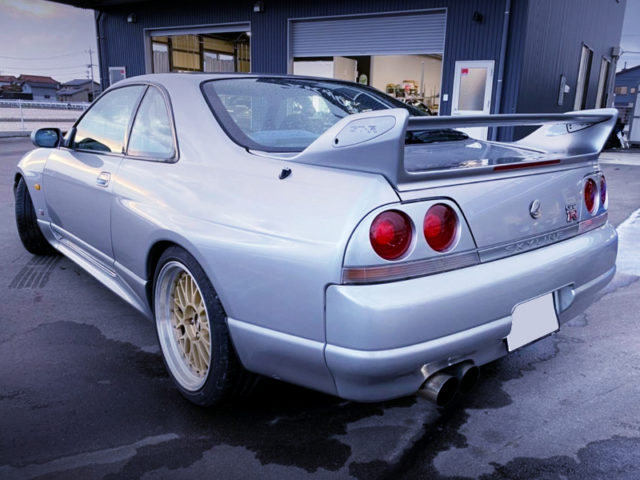 REAR EXTERIOR OF R33 GT-R TO SILVER.