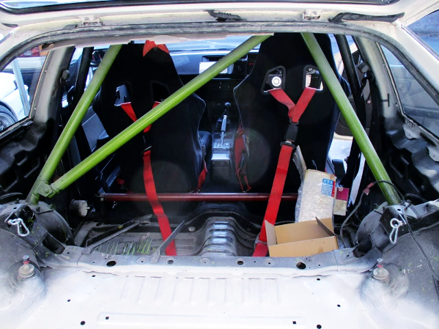 ROLL CAGE AND BUCKET SEATS.