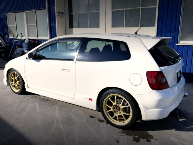 REAR EXTERIOR OF EP3R to WHITE. 