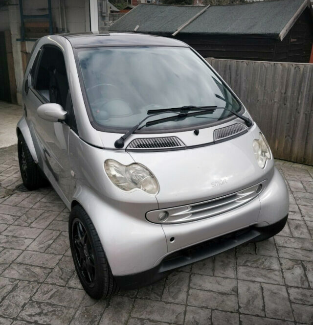 FRONT EXTERIOR OF 1st Gen SMART FORTWO.
