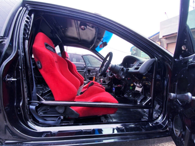 DRIVER'S INTERIOR OF EK9R.