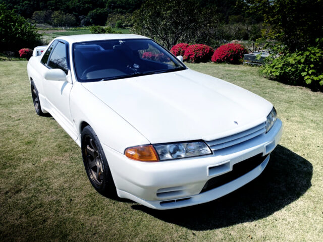 FRONT EXTERIOR OF R32 GT-R WHITE.