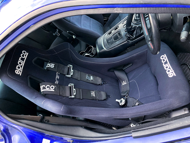 DRIVER'S SPARCO BUCKET SEAT.