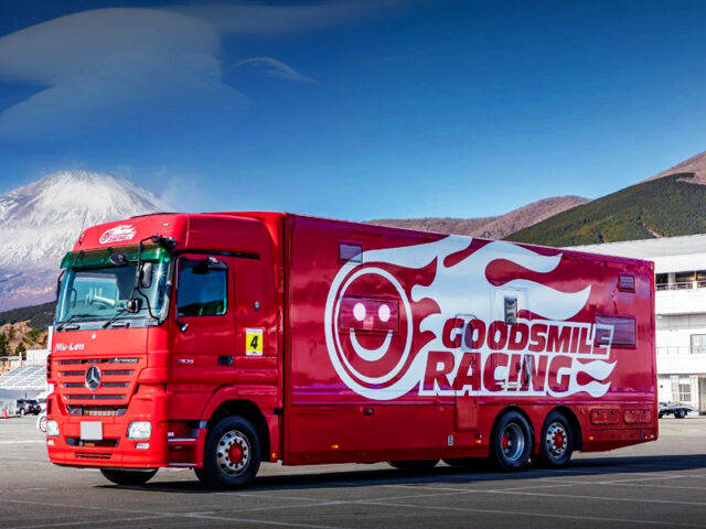 FRONT EXTERIOR OF 2nd Gen MERCEDES BENZ ACTROS 2535.