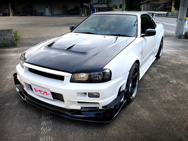 FRONT EXTERIOR OF R34 GT-R.