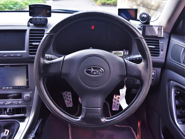 DRIVER'S STEERING OF BP5 LEGACY TOURING WAGON 2.0GT INTERIOR.