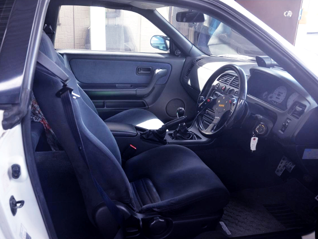DRIVER'S INTERIOR OF R33 GT-R.