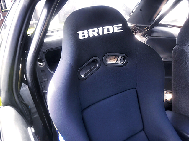 DRIVER'S BRIDE SEAT.