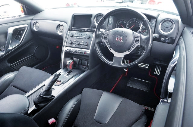 DRIVER'S DASHBOARD of R35 GT-R.
