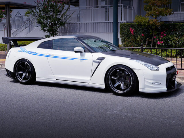 FRONT RIGHT-SIDE EXTERIOR OF R35 GT-R PURE EDITION.