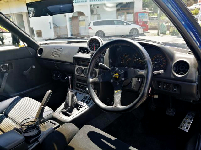 DRIVER'S INTERIOR of SA22C SAVANNA RX7.