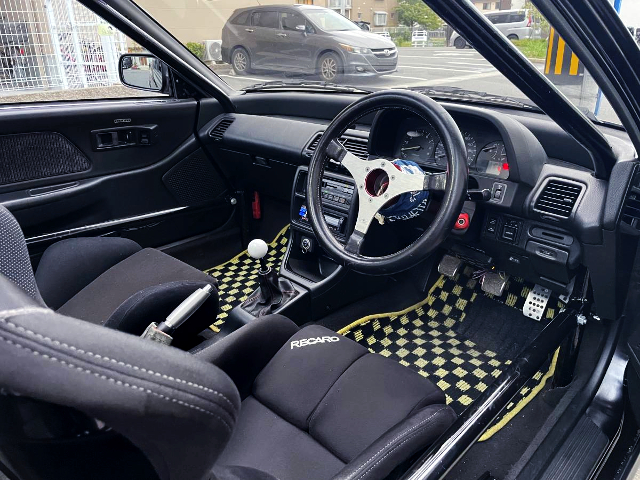 DRIVER'S SIDE INTERIOR OF EF9 GRAND CIVIC SiR2.