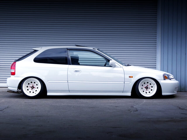 RIGHT SIDE EXTERIOR of STANCE EK4 CIVIC SiR.