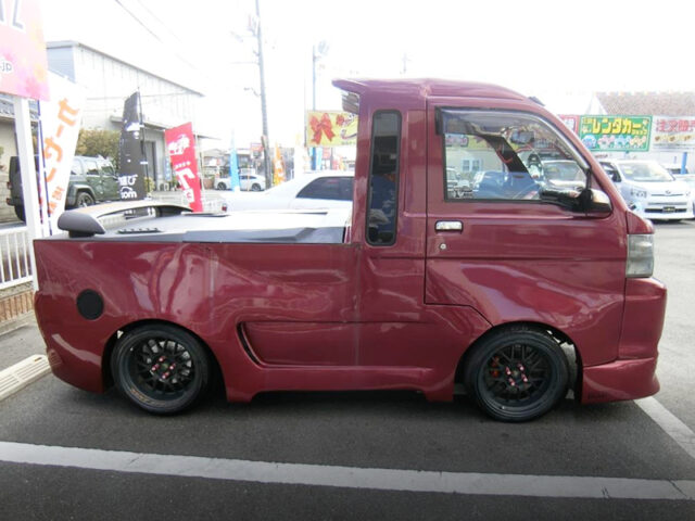 RIGHT-SIDE EXTERIOR OF S201P HIJET TRUCK JUMBO.