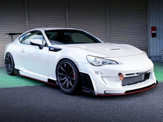 FRONT EXTERIOR of WHITE TOYOTA 86GT.