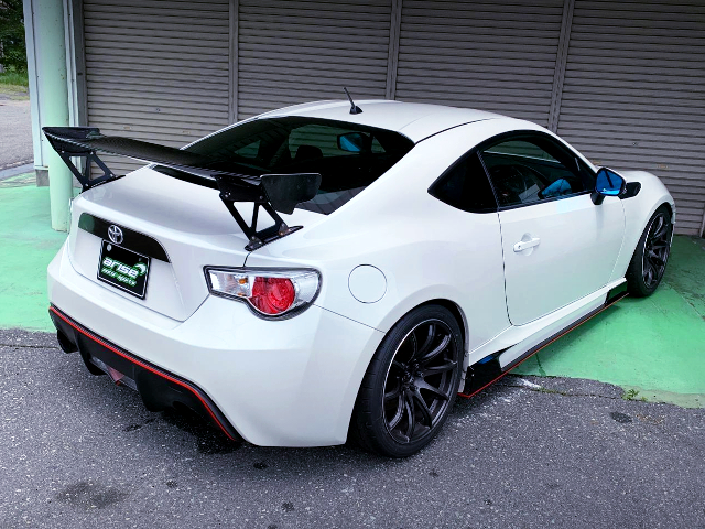 REAR EXTERIOR of WHITE TOYOTA 86GT.