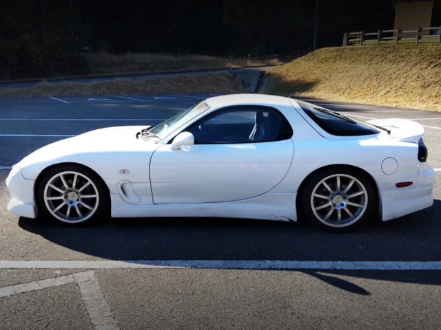 LEFT-SIDE EXTERIOR of WHITE FD3S RX-7.