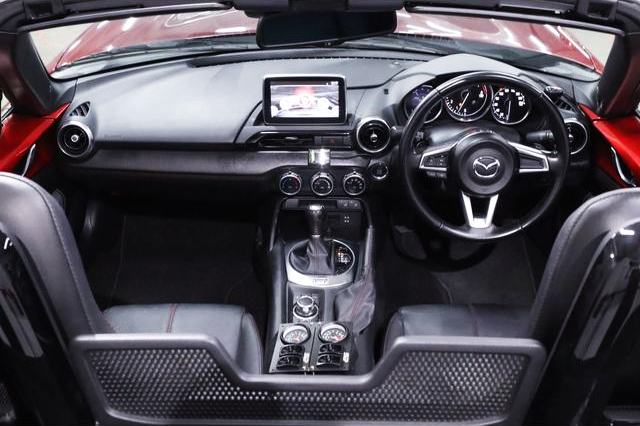 INTERIOR of ND5RC ROADSTER S LEATHER PACKAGE.