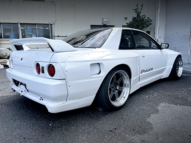 REAR RIGHT SIDE EXTERIOR of PANDEM WIDEBODY HCR32 SKYLINE.
