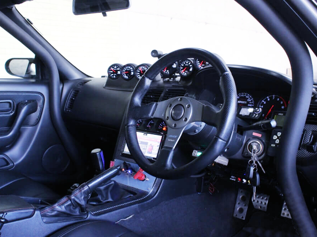 DASH AVOID ROLL CAGE SET UP to R33 GT-R INTERIOR.