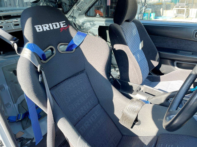 DRIVER'S SIDE BRIDE FULL BUCKET SEAT.