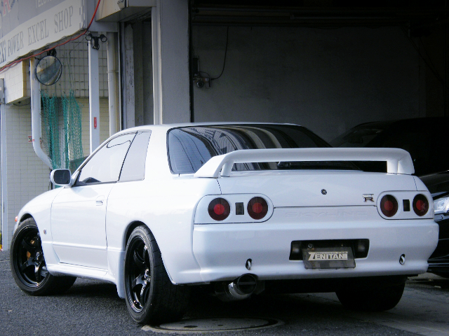 REAR EXTERIOR of WHITE R32 GT-R.