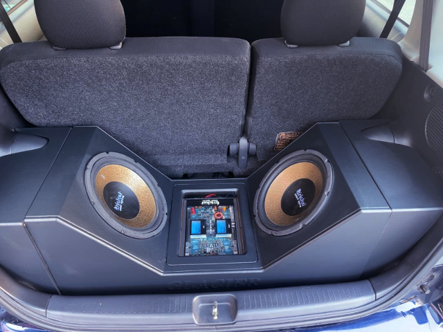 AUDIO SYSTEM INSTALLED LUGGAGE SPACE.