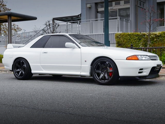 FRONT RIGHT SIDE EXTERIOR of R32 SKYLINE GT-R.