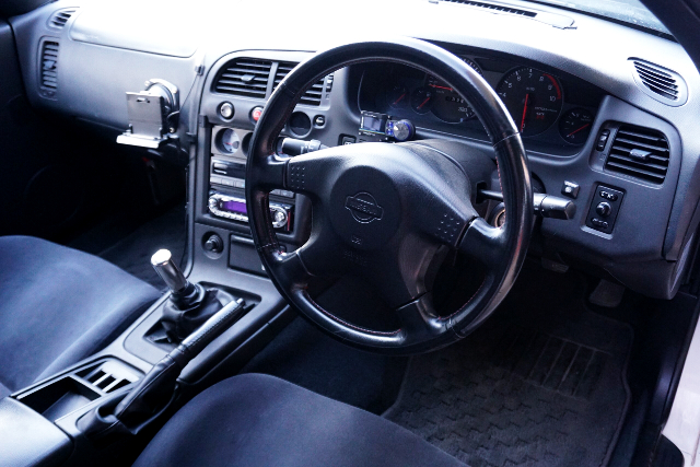 DRIVER'S SIDE DASHBOARD of R33 GT-R V-SPEC.