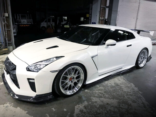 FRONT LEFT-SIDE EXTERIOR of R35 NISSAN GT-R PURE EDITION.