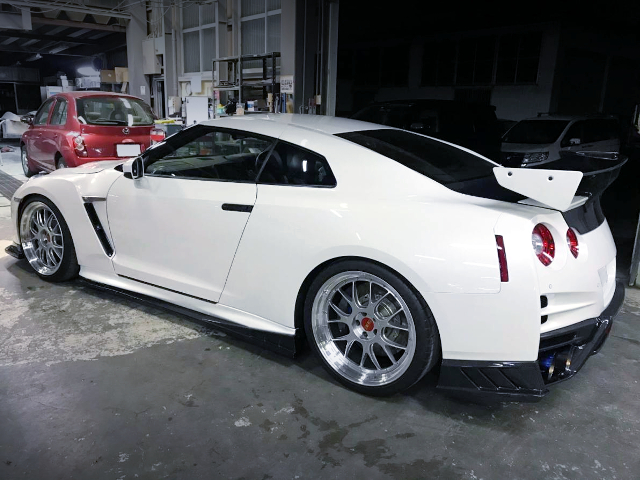 REAR LEFT-SIDE EXTERIOR of R35 NISSAN GT-R PURE EDITION.