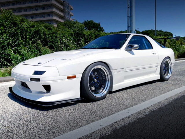 FRONT LEFT-SIDE EXTERIOR of FC3S RX-7.