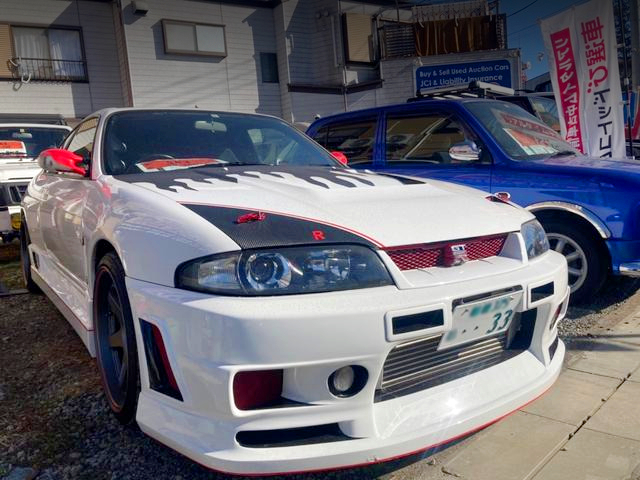 FRONT RIGHT-SIDE EXTERIOR of R33 GT-R.